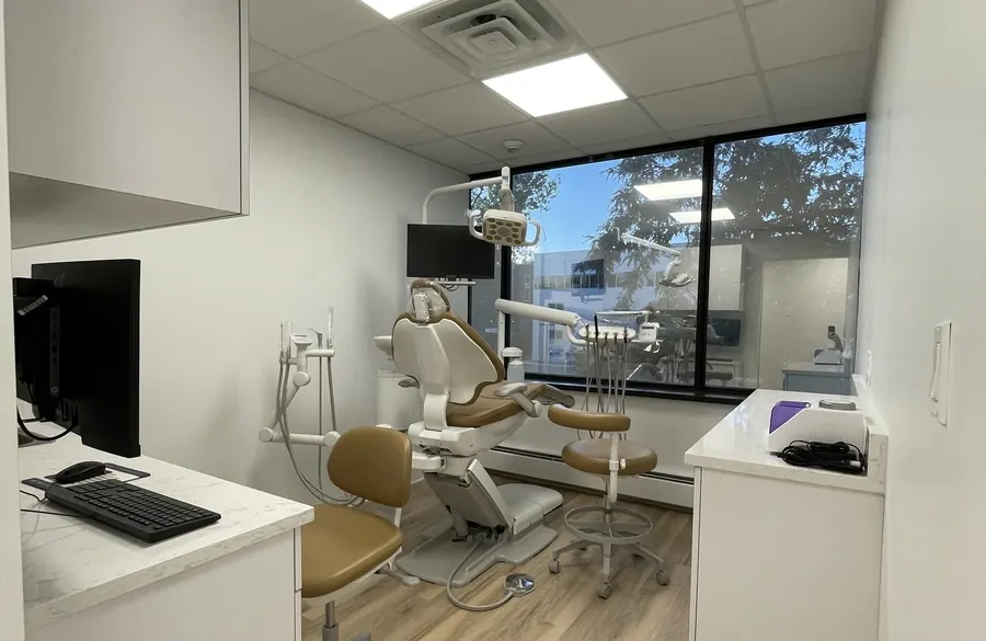 A second treatment room, with its own monitor, at the Seaview Boulevard office.
